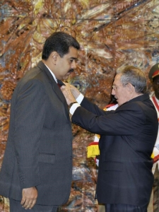 Raúl Castro condecora Nicolás Maduro com a Ordem de José Martí