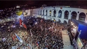 Dilma denunciou nesta terça-feira, à nação, a existência de dois chefes do golpe de Estado em andamento, referindo-se, obviamente, a Eduardo Cunha e Michel Temer: "Um deles é a mão, não tão invisível assim, que conduz, com desvio de poder, o processo de impeachment. O outro esfrega as mãos e ensaia a farsa do vazamento de um pretenso discurso de posse”, disse. O povo não permitirá que os bandidos triunfem.