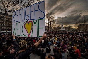 "Refugiados são bem-vindos", diz cartaz de manifestante na Praça da República / Foto: Agência Efe