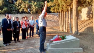 A presidenta do CMP Socorro Gomes e o presidente do Comitê Grego pela Distensão e a Paz Internacional Stavros Tasso prestam homenagem no memorial de Kaisariani