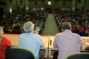 Auditório lotado para a organização da luta contra o golpe
