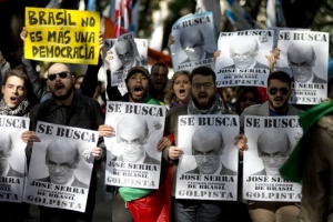 Serra é recebido com protestos em Buenos Aires.
