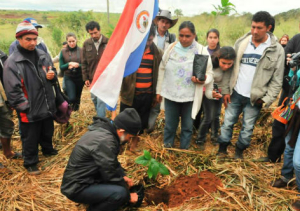 Familiares das vítimas do massacre plantam árvores no lugar do crime | Foto: Conamuri Paraguay