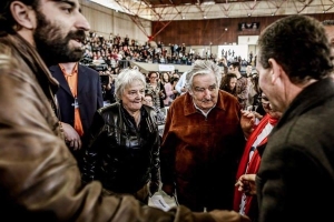 Lucia Topolansky e Mujica saem do evento em Curitiba
