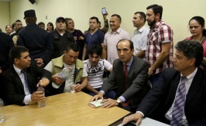 Acusados e advogados de defesa na sala do tribunal onde foi lida a sentença sobre o massacre de Curuguaty / Foto: Agência Efe