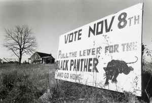 Cartaz no estado sulista do Alabama convoca população às eleições e remonta às origens dos Panteras Negras / Foto: Bob Fletcher/Smithsonian Museum