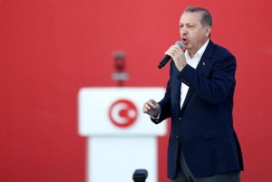 Recep Tayyip Erdogan, presidente da Turquia, fala durante protesto neste domingo (7) contra a tentativa de golpe militar no país / Foto: Agência Efe