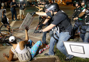 Mulher é atacada por policiais em Ferguson, no Missouri (EUA)