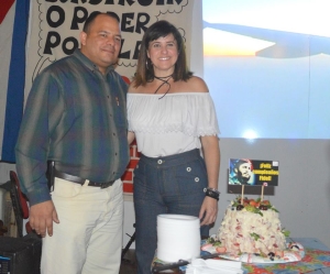 O Cônsul de Cuba e Kátia Isberner, que fez e doou o bolo para a festa / Foto: Mariana Serafini