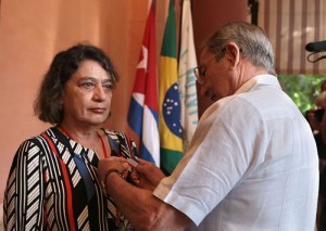 Condecoração foi precedida da execução dos hinos do Brasil e de Cuba