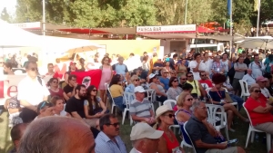 Assistência atenta no ato de solidariedade ao Brasil