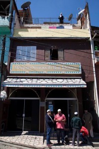 Em 2016, a única sala de oração em uma favela em São Paulo, localizada em Embu das Artes, que funcionava desde 2012, foi reformada e transformada na mesquita Summayah Bint Khayyat, nome de uma escrava etíope que, segundo a tradição islâmica, foi a primeira mártir da região / Foto: Paulo Pampolin