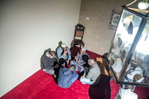 Reunião de muçulmanos no dia da inauguração da mesquita Summayah Bint Khayyat, em Embu das Artes, São Paulo, em julho de 2016 / Foto: Diego Marcos