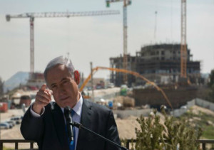Benjamin Netanyahu faz campanha para a reeleição diante das obras na colônia Har Homa, em Jerusalém Oriental, palestina / Foto: Haaretz