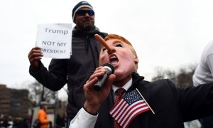 Washington teve inúmeros protestos contra a posse de Trump, tendo a polícia até agora contabilizado 90 presos. 
