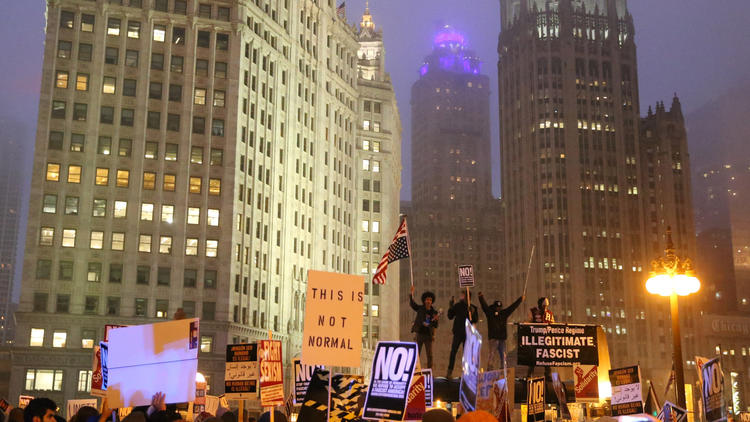 Duas marchas foram organizadas contra Trump em Chicago e se encontraram (Foto: Chris Sweda, Chicago Tribune)