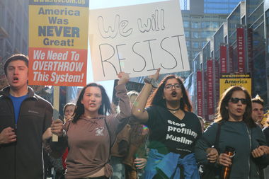 Mulheres marchando em Washington com os dizeres nos cartazes "A América nunca foi maravilhosa! Nós precisamos mudar este Sistema! (Foto: Kelly Bauer, DNAinfo)