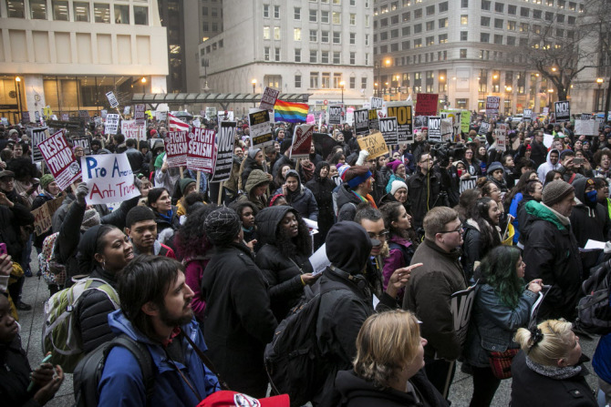 Mais de 250 mil pessoas marchando em Chicago no dia 21 de janeiro, contra o discurso proferido por Trump no dia anterior em sua posse. (Foto: Ashlee Rezin, Sun Times)
