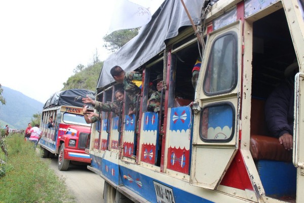 Os guerrilheiros são transportados das mais varidas formas, entre elas de caminhões, ônibus velhos, barcos e em alguns casos a pé