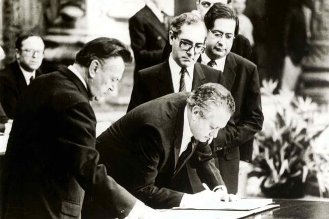 O primeiro-ministro Mário Soares assina o Tratado de Adesão de Portugal à Comunidade Económica Europeia (CEE), em cerimónia que teve lugar no Mosteiro dos Jerónimos (Lisboa). 12 de Junho de 1985, Lisboa