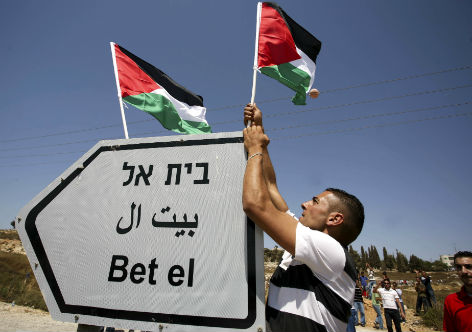 Palestino protesta contra colônia israelense na Cisjordânia