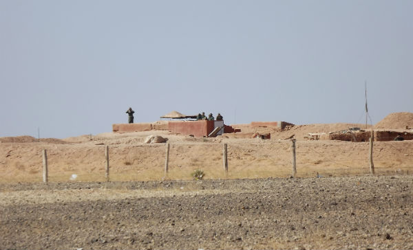 Soldados marroquinos no muro entre o território ocupado e o território liberado saráui / Foto: Moara Crivelente