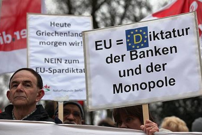 "União Europeia = Ditadura dos bancos e dos monopólios", lê-se na pancarta em alemão