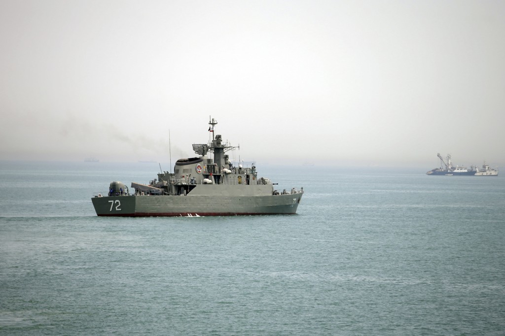 A foto publicada pela agência semioficial Fars News mostra um navio de guerra iraniano antes de deixar as águas do Irã. Estreito de Ormuz, 7 de abril de 2015. Foto: Mahdi Marizad/Fars News Agency/AP