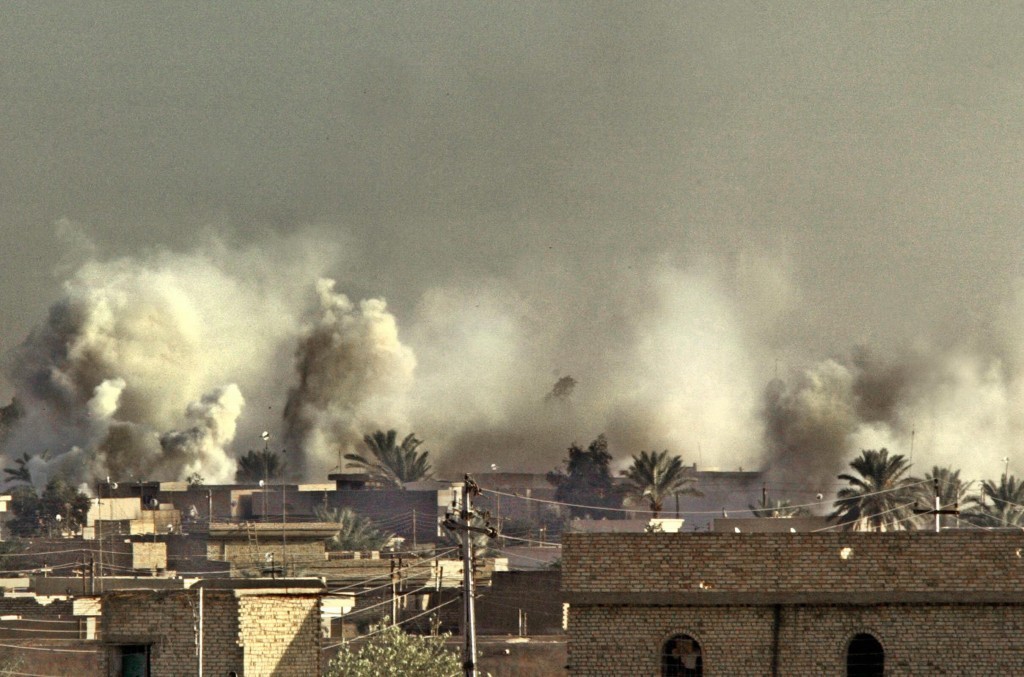 A fumaça toma conta da área atacada pelos EUA na cidade iraquiana de Fallujah. 11 de novembro de 2004. Foto: Patrick Baz/AFP/Getty Images