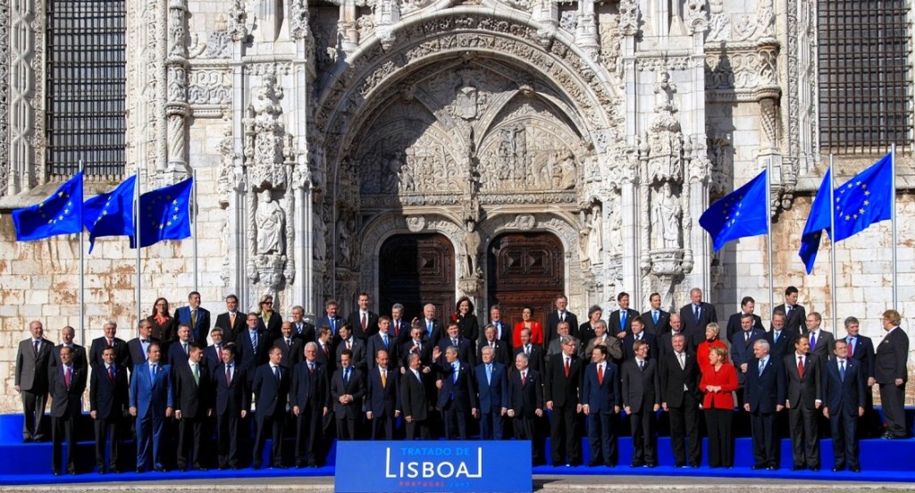 O Tratado de Lisboa, que entrou em vigor a 1 de Dezembro de 2009, foi assinado em Lisboa, a 13 de Dezembro de 2007, no culminar da terceira presidência portuguesa da União Europeia