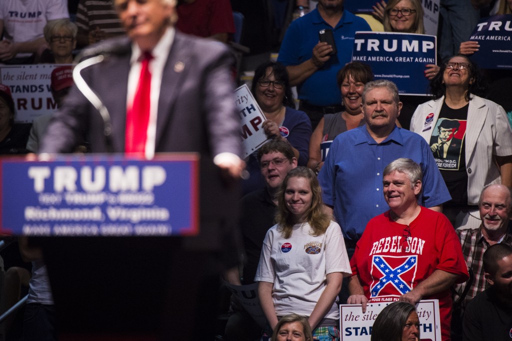 Eleitor usa camiseta com a bandeira confederada durante discurso do candidato republicano Donald Trump em Richmond, Virgínia (10/06/2016). Foto: Jabin Botsford/The Washington Post/Getty Images