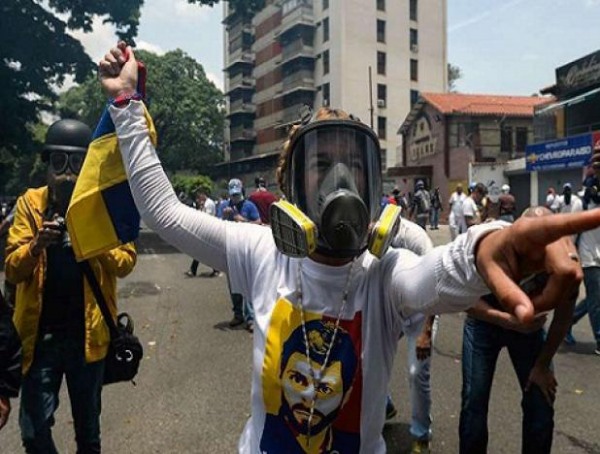 Manifestantes da direita fomentam a violência nas ruas de Caracas