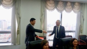 Mensagem de saudação do PCdoB sendo entregue em Pequim por José Reinaldo Carvalho a Li Jun, vice-ministro do PCCh e vice-chefe do Departamento Internacional