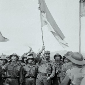 Fidel alça a bandeira da Frente Nacional para a Libertação do Vietnã em visita ao país, em 1973