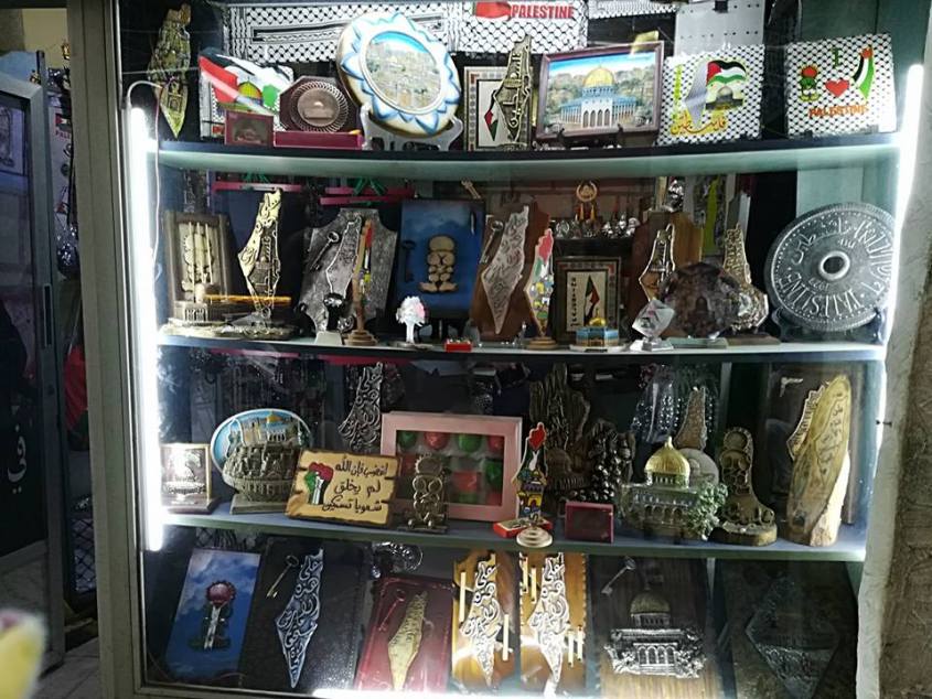 Lembranças em uma loja em Chatila / Foto: Moara Crivelente