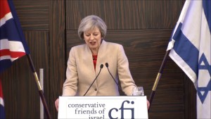 Premiê britânica Theresa May discursa em evento do grupo parlamentar Amigos Conservadores de Israel, em 2016