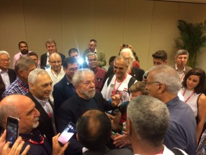 O ex-presidente Lula esteve no 14º Congresso e cumprimentou a delegação internacional presente