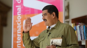 Maduro com livro de Lênin