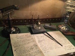 Mesa de trabalho de Lênin no Instituto Smolni, sede do Comitê Militar Revolucionário, órgão bolchevique chefiado por Lênin que dirigiu a insurreição de outubro