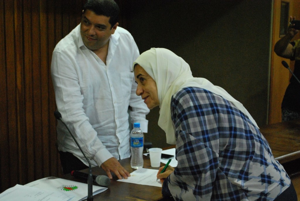 Refugiada palestina recebe passaporte das mãos do Secretário-Geral do Cebrapaz e em seguida cumprimenta o embaixador / Foto: Hasan Rabee