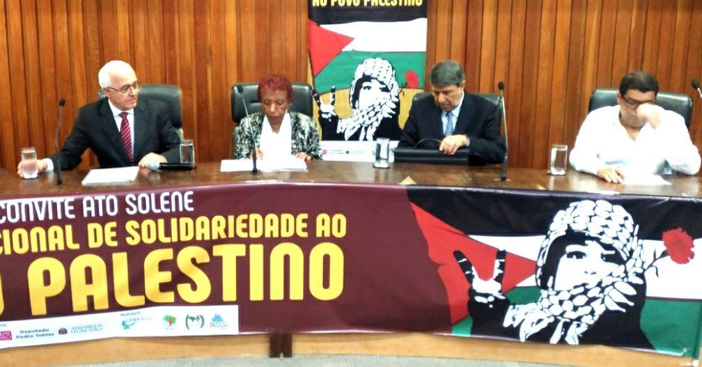 Outra visão da mesa / Foto: Hasan Rabee