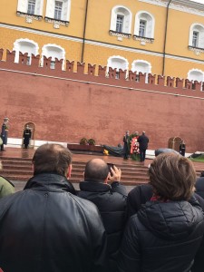 O líder do Partido Comunista da Federação Russa (PCFR), Guennadin Ziuganov, deposita flores no túmulo com a "chama eterna" em homenagem aos soldados soviéticos mortos na segunda guerra mundial