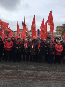 Ziuganov à frente da manifestação diante do Kremlin neste domingo (5)