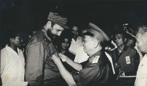 General Võ Nguyên Giáp, que liderou o Viet Minh na luta contra a ocupação japonesa e o colonialismo francês e comandou o Exército Popular do Vietnã, entrega medalha de Combatente de Dien Bien Phu a Fidel em 1973