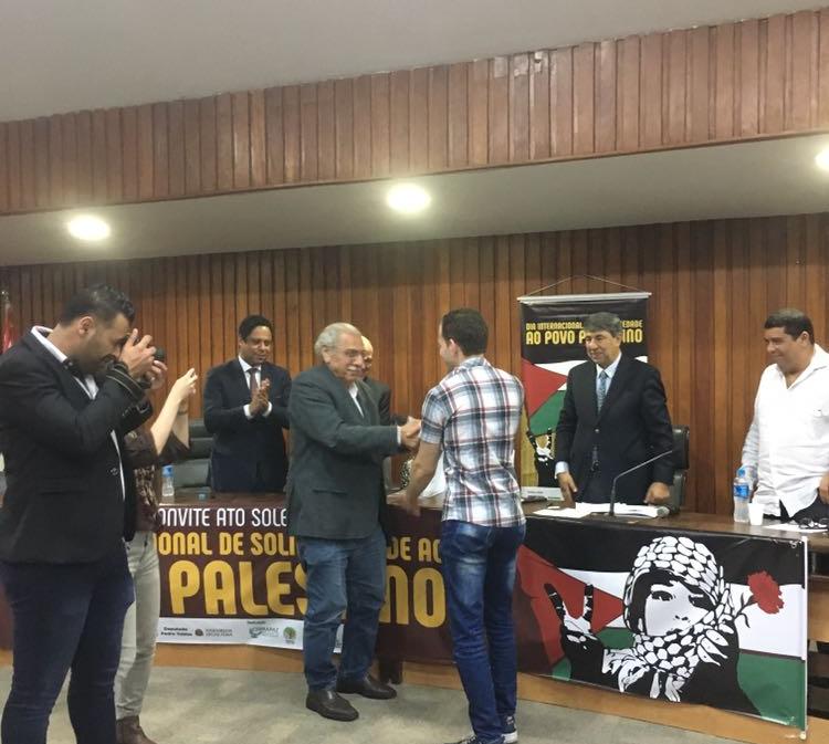 Jamil Murad entrega passaporte a refugiado palestino / Foto: José Reinaldo