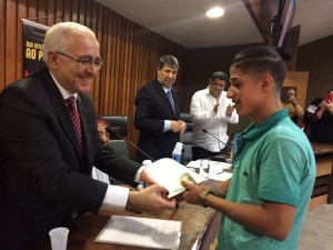 Refugiado palestino recebe passaporte das mãos de Emir Mourad / Foto: Érica Ceconi