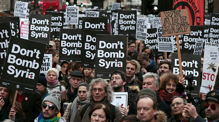 Manifestantes britânicos protestam contra ataques à Síria em Londres, em 2015, quando o Parlamento discutia tomar tal medida agressiva alegando combater grupos terroristas / Foto: REUTERS/Suzanne Plunkett