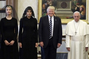 A famosa foto do encontro de maio de 2017 com a família Trump: desconforto