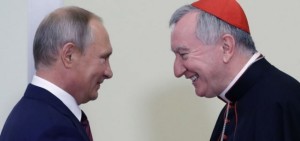 Putin com o secretário de Estado Parolin: cardeal é figura-chave na virada do Vaticano