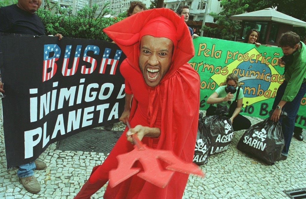 Manifestação contra o pedido de demissão do embaixador brasileiro José Maurício Bustani da direção da Organização para Proscrição das Armas Químicas, na frente da embaixada dos EUA no Rio de Janeiro, março de 2002. Foto: Alexandre Campbell-Folhapress